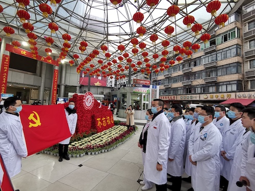 遂寧市第一人民醫(yī)院在黨旗下宣誓及為3位出征人員送行.jpg